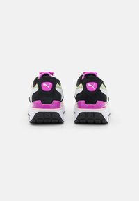 Černobílé sportovní boty s růžovými a zelenými akcenty, s texturovaným svrškem z semišu a gumovou podrážkou s dobrou přilnavostí.