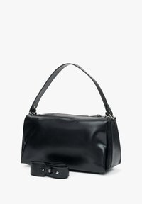 Czarna skórzana torebka o gładkiej fakturze, z krótkim uchwytem i regulowanym paskiem. Wyposażona w zamek błyskawiczny i minimalne dodatki metalowe.