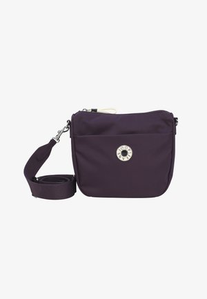 Borsa a tracolla in nylon viola con chiusura a cerniera, cintura regolabile e accentatura rotonda in argento sul fronte. Texture liscia, forma rettangolare.
