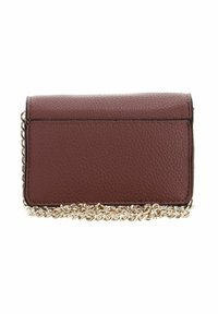 Portafoglio in pelle marrone con finitura testurizzata, caratterizzato da un accento a catena dorata lungo il fondo e un design elegante per un profilo compatto.