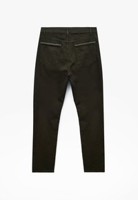 Slim-fit herenbroek in donker olijfgroen, gemaakt van een katoenmix. Kenmerken zijn onder andere twee achterzakken en subtiele ritsdetails.