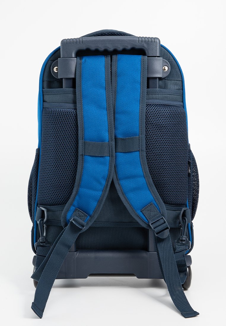 Mochila con ruedas de tela azul y marino, correas de hombro acolchadas, bolsillos laterales de malla y un asa negra resistente en la parte superior.
