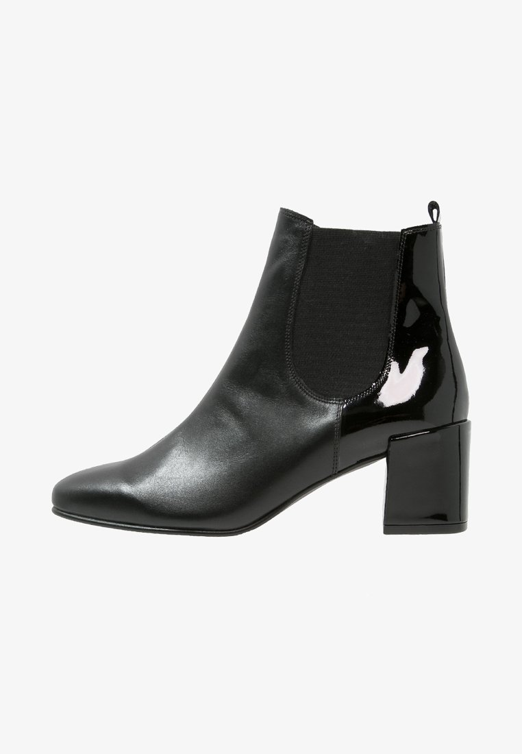 Bottine en cuir noir avec talon bloc, panneau latéral élastique et languette à l'arrière, vue du côté extérieur.