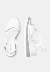 Weiße Sandalen aus synthetischem Material, mit überkreuzten Riemen, einem geschnallten Knöchelriemen und einer Wedge-Sohle mit grauen Akzenten.