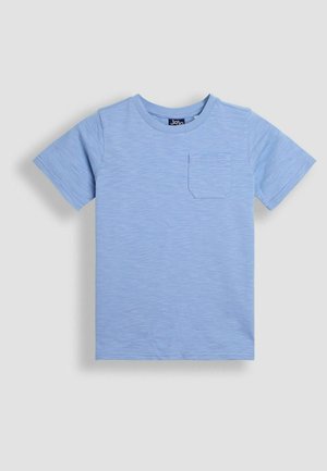 Svjetloplava majica s kratkim rukavima s teksturiranim uzorkom, okruglim izrezom i malom lijevom džepnom.