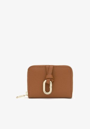Cartera compacta de cuero marrón con acabado texturizado, cierre ovalado en tono dorado y cierre de cremallera sobre un fondo blanco.