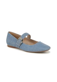 Ballet flat in tessuto azzurro chiaro e testurizzato, con punta appuntita e una cintura a fibbia sulla parte centrale del piede. Suola bassa marrone per stabilità.