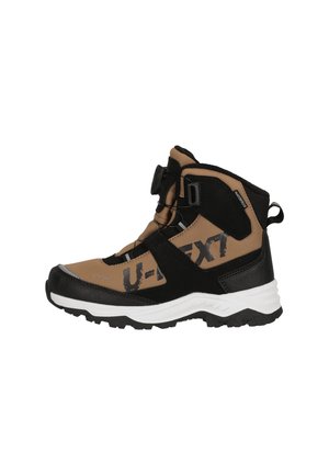 Bottes de randonnée marron et noires avec une surface texturée, dotées d'un dispositif de laçage noir et d'une semelle blanche. Logo "U-NEXT" affiché de manière proéminente.