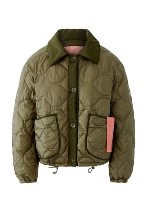 Veste matelassée vert olive avec grandes poches avant, fermeture à boutons, ourlet à cordon de serrage, col vert foncé contrastant et doublure intérieure rose.
