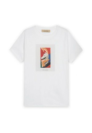 Hvid T-shirt med korte ærmer og farverigt abstrakt motiv af hundehoveder i røde, blå, grønne og beige nuancer placeret midt på forsiden.