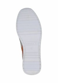 Suola di scarpa in gomma bianca con superficie texture, caratterizzata da scanalature orizzontali e verticali; marchiata con "CAPRICE" e taglia "37".