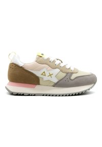 Sneaker con un design in materiali misti, realizzata in suede beige, rosa e grigio. Chiusura con lacci bianchi e suola in gomma textured di colore rosa.