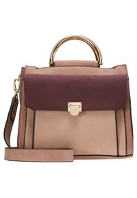 Sac à main rectangulaire beige avec rabat violet texturé, fermoir circulaire doré, poignée arrondie dorée et bandoulière amovible.