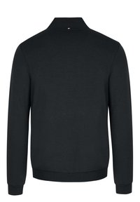 Suéter negro de pullover hecho de un tejido suave y texturizado. Cuenta con un cuello alto y puños y dobladillo acanalados. Pequeño logo de la marca en el cuello.