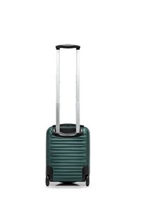 Valise rigide de couleur vert foncé avec des rainures horizontales, une poignée télescopique argentée et une poignée supérieure noire ; équipée de quatre roues pour une mobilité optimale.