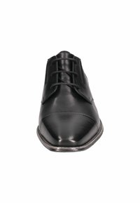 Zapato de cuero negro con punta redonda, textura suave, cordones y un sutil detalle de costura en la parte superior para un aspecto pulido.