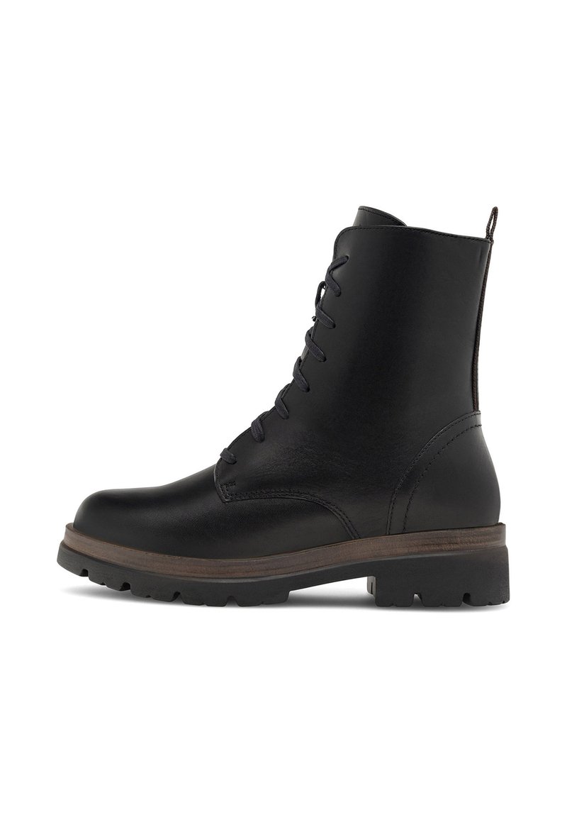 Botină din piele neagră până la gleznă, cu un design cu șireturi, având un material texturat, vârf rotund și o talpă maro contrastantă pentru aderență.