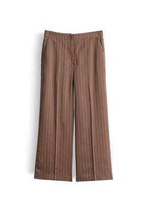 Pantaloni marroni a gamba larga con sottili righe verticali bianche, vita con bottoni e tasche laterali, mostrati su sfondo bianco.