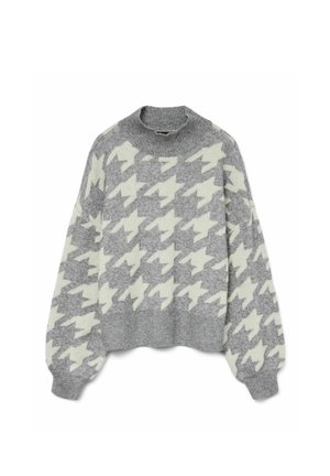 Svetr s houndstooth vzorem v šedé a krémové barvě, s vysokým límcem a rukávy s klesajícími rameny, vyrobený z měkkého pleteného materiálu.