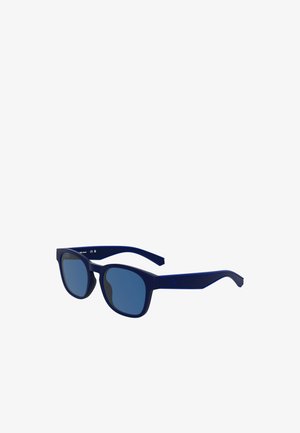 Occhiali da sole blu navy con lenti rettangolari, montature più spesse e tonalità di blu contrastanti. Presentano una finitura opaca e un design delle astine curvo.