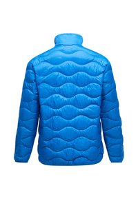 Giacca a vento azzurra con un motivo a ondulazione trapuntato, colletto alto e tessuto lucido leggero. La parte posteriore è liscia e presenta dettagli cuciti.