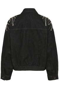 Svart denimjakke med sølvnitter som er arrangert i striper på begge skuldre, elastisk midje og knappede mansjetter.