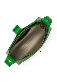 Borsa a tracolla verde in pelle con esterno testurizzato, chiusura con zip e interno beige in contrasto. Presenta manici corti e dettagli in metallo dorato.