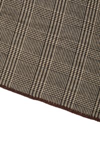 Manta de mezcla de lana con un patrón de cuadros en marrón oscuro y crema, que presenta una textura suave y un borde marrón cosido y prolijo.