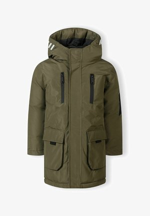 Zelená parka do délky kolen s kapucí vyrobená z nepromokavého materiálu. Obsahuje zipové hrudní kapsy, přední nášivkové kapsy a černé detaily.