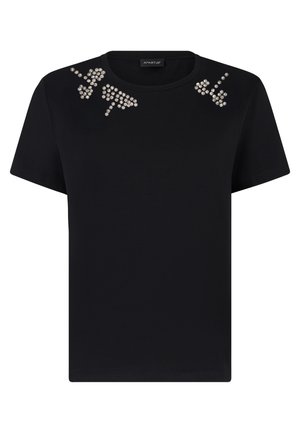 Zwarte T-shirt met korte mouwen en ronde hals, versierd met clusters van kleine zilveren studs bij de schouders.