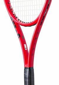 Rode tennisracket met een gebogen kop, een textuurovergrip in zwart en vetgedrukte letters. Beschikt over een composiet frame en strak gespannen witte snaren.