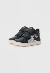 Sorte høye sneakers laget av syntetisk materiale, med to borrelåsstropper og et glitrende sølvstjernedesign på siden. Gummisåle.