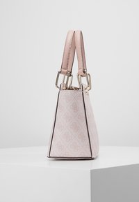 Rakennettu käsilaukku pehmeässä vaaleanpunaisessa kankaassa, jossa on monogrammikuosi. Varustettu kaksivärisillä olkahihnoilla ja kullansävyisillä yksityiskohdilla.