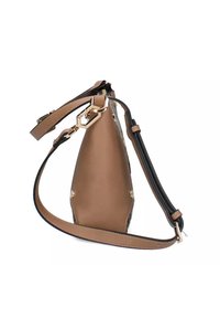 Borsa a tracolla in pelle marrone con forma geometrica, dettagli neri e chiusura in metallo dorato. Presenta una sola tracolla regolabile.
