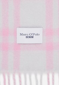 Écharpe en laine avec un motif à carreaux rose et blanc, présentant des extrémités à franges et une étiquette "Marc O'Polo DENIM". Texture douce, forme rectangulaire.