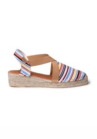Sandalo espadrilla a strisce con una tomaia in tessuto intrecciato blu, rosso e giallo, cinghie elastiche color beige e suola in corda di juta.