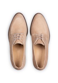 Beige suède veterschoenen met een slank ontwerp, ronde neus en lederen binnenzolen. Voorzien van grijze veters en subtiele stikseldetails.