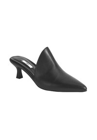 Mules en cuir noir avec un bout pointu, un dos ouvert et un petit talon carré. Texture lisse avec un design minimaliste et un branding subtil sur la semelle intérieure.