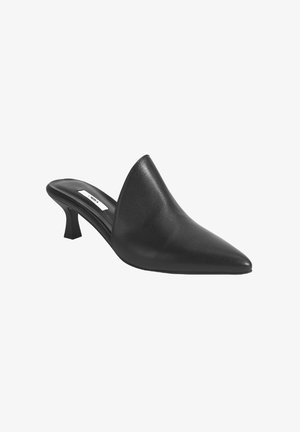 Schwarze Leder-Mules mit spitzer Zehenform, offenem Rücken und niedrigem Blockabsatz. Glatte Textur mit minimalistischem Design und dezentem Branding auf der Innensohle.