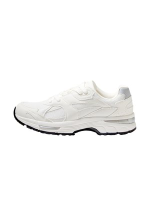 Adidași albi din material textil și sintetic, cu suprafețe texturate, guler captusit și talpă neagră. Design cu șireturi și accente subtil.