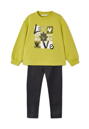 Felpa verde con stampe grafiche che recita "Love" e accenti a cuore neri, abbinata a leggins neri. Realizzata in materiale morbido e flessibile.