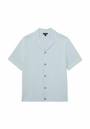 Jasnoniebieska koszula z krótkim rękawem na guziki, z wyciętym kołnierzem i widocznymi przeszyciami na rękawach i ramionach.