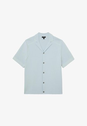 Jasnoniebieska koszula z krótkim rękawem na guziki, z wyciętym kołnierzem i widocznymi przeszyciami na rękawach i ramionach.