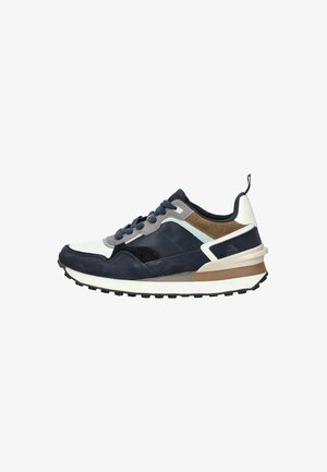 Zapatillas en color navy y blanco que combinan materiales de ante y cuero, con un diseño en capas, acentos texturizados, suela sobredimensionada y cierre con cordones.