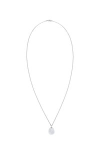 Sølvhalssmykke med en tynd kæde og en dråbeformet vedhæng med en struktureret overflade. Simpelt design, minimalistisk stil.