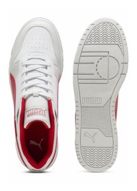 Weiße Sneaker mit roten Akzenten, ausgestattet mit einem glatten Lederobermaterial, einer perforierten Zehenbox, dicken weißen Schnürsenkeln und einer strukturierten Gummiaußensohle.
