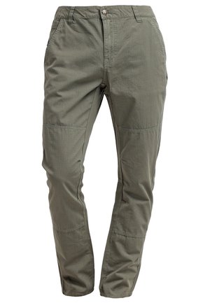Pantaloni leggeri verde oliva con bottone anteriore, chiusura con zip, passanti per cintura, tasche frontali inclinate e pannelli cuciti sulle ginocchia.