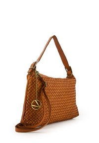 Woven leather handbag w kolorze brązowym o strukturalnym kształcie, z regulowanym paskiem na ramię i okrąłym detalem w postaci zawieszki przymocowanym łańcuszkiem.