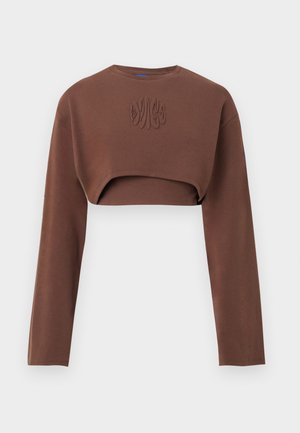 Brązowa krótka bluza z długimi rękawami, okrągłym dekoltem i teksturowanym detalem na przodzie. Wykonana z miękkiego materiału.