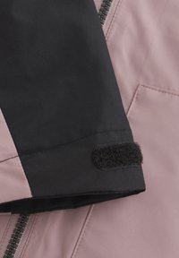 Giacca rosa e nera con una superficie liscia, dettagli con zip e chiusura in Velcro nera sui polsini per una vestibilità sicura.